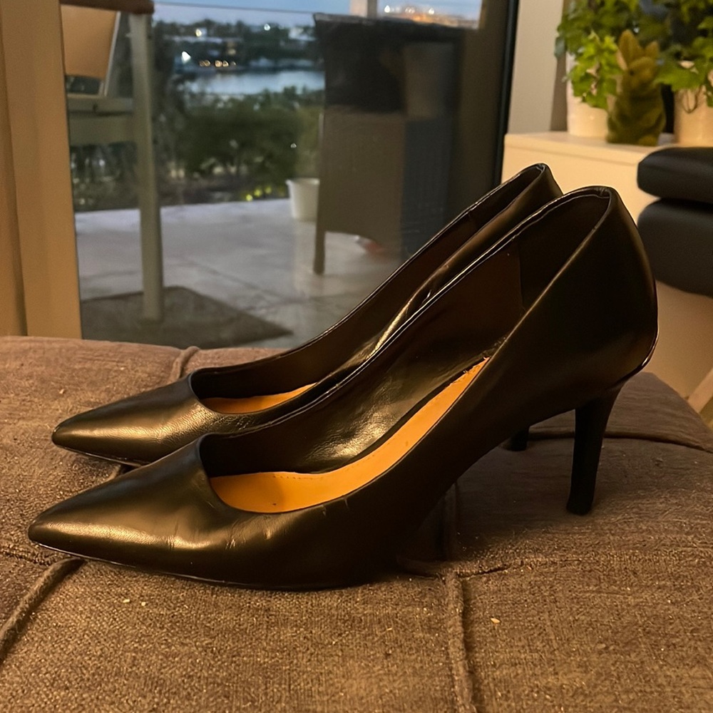 LAST DAY DEC. 10.  
 BEFORE MOVING. CALVIN KLEIN BLACK HEELS. WORN ONCE